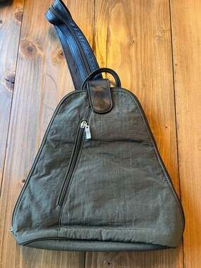 Baggallini Metro Convertible Backpack Olive Green Nylon Sling Bag